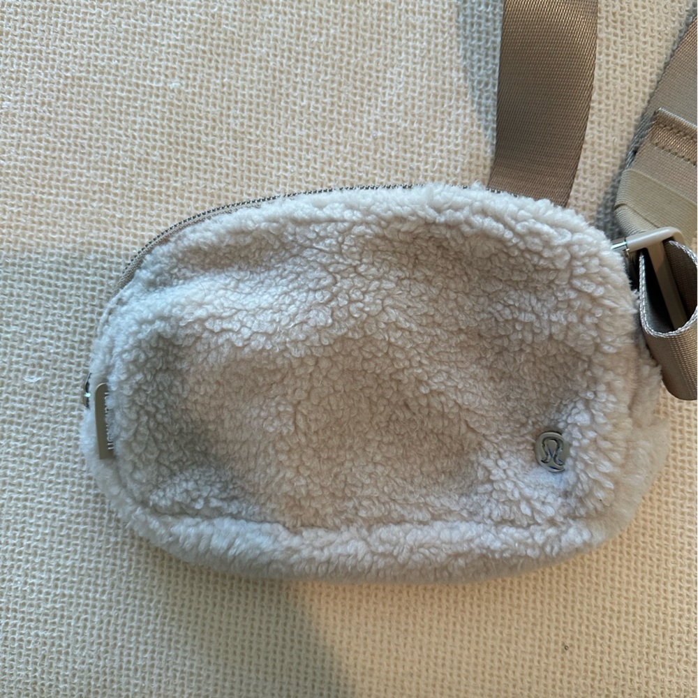 Lululemon Everywhere Fleece Cream Crossbody Bag - Picture 2 of 4